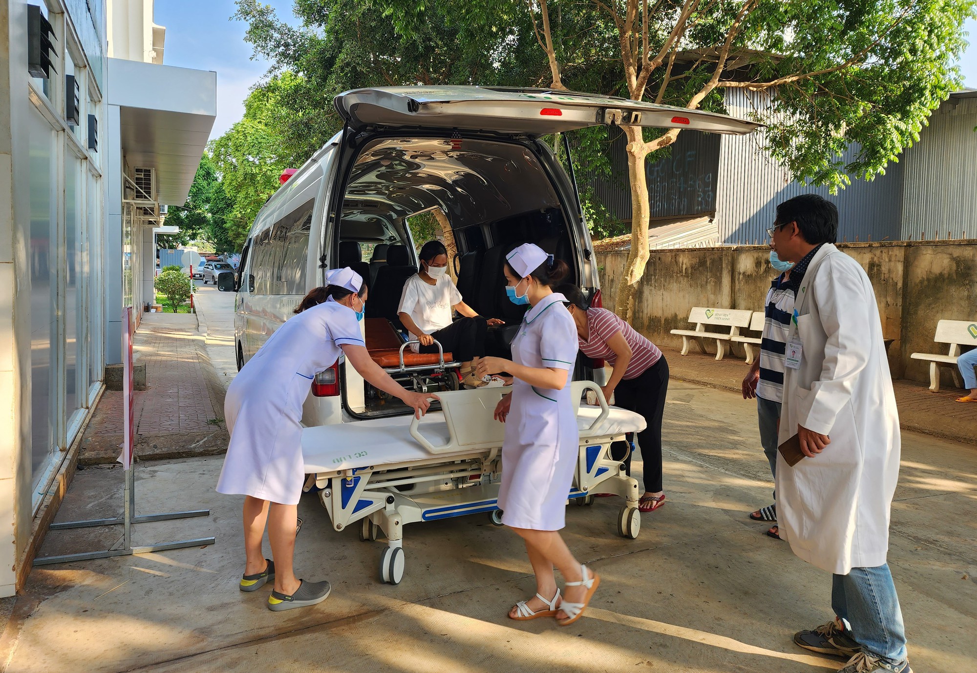 C&ocirc; g&aacute;i bị c&acirc;y đ&egrave; ở Đắk Lắk: Cảm ơn mọi người đ&atilde; cho em th&ecirc;m 1 mạng sống! - Ảnh 1.