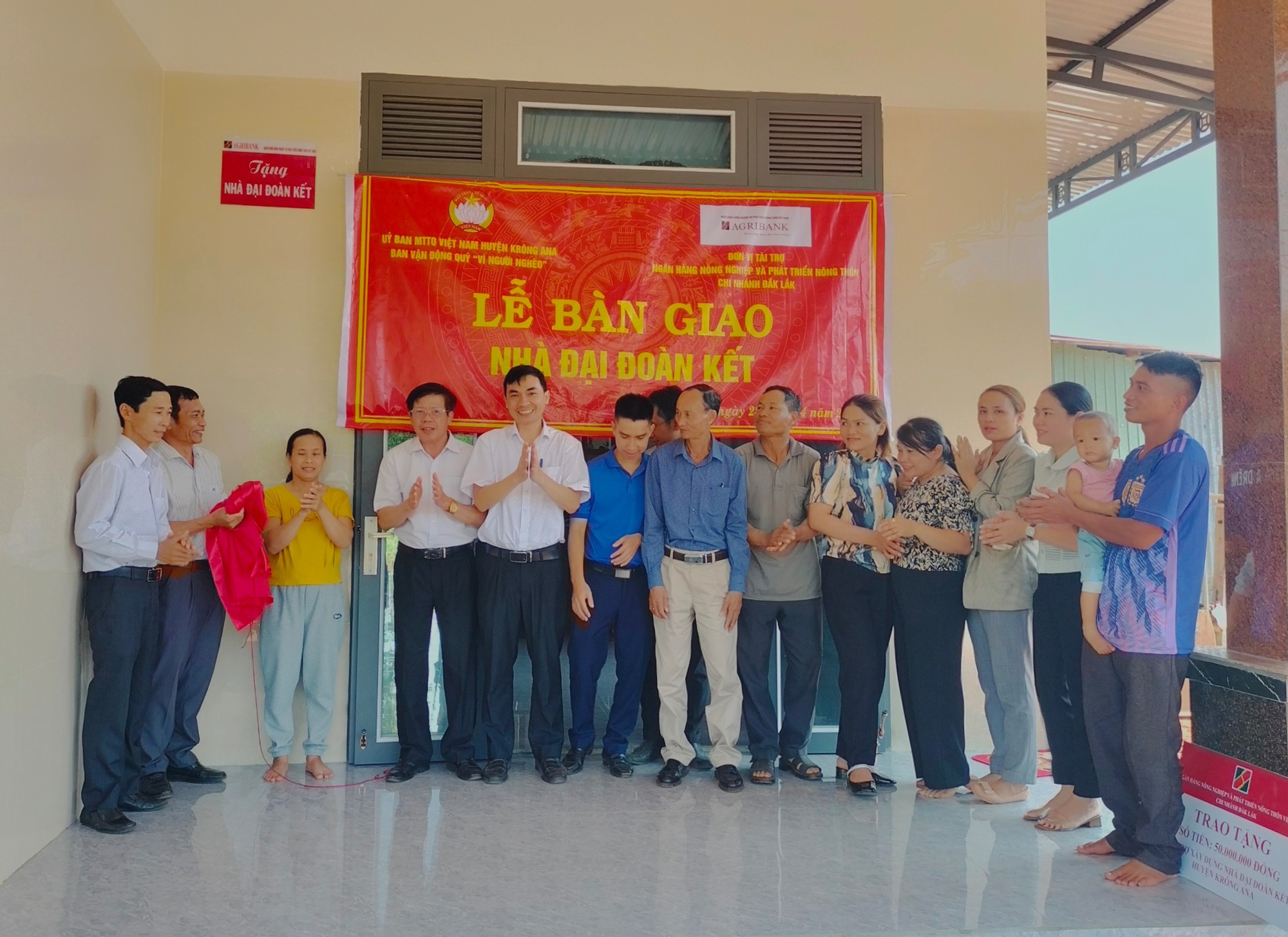 Agribank Đắk Lắk bàn giao nhà Đại đoàn kết do Agribank tài trợ