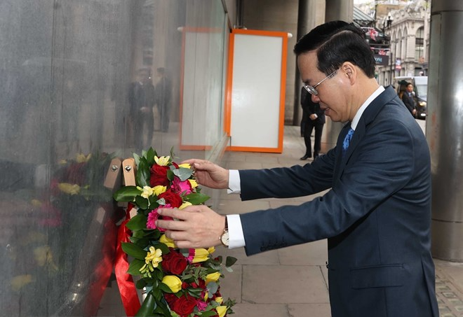 Chủ tịch nước Võ Văn Thưởng đặt hoa Biển tưởng niệm Bác Hồ tại London