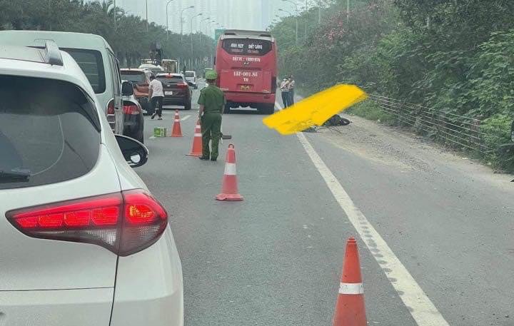 Va chạm với xe khách, cô gái trẻ đi xe máy tử vong