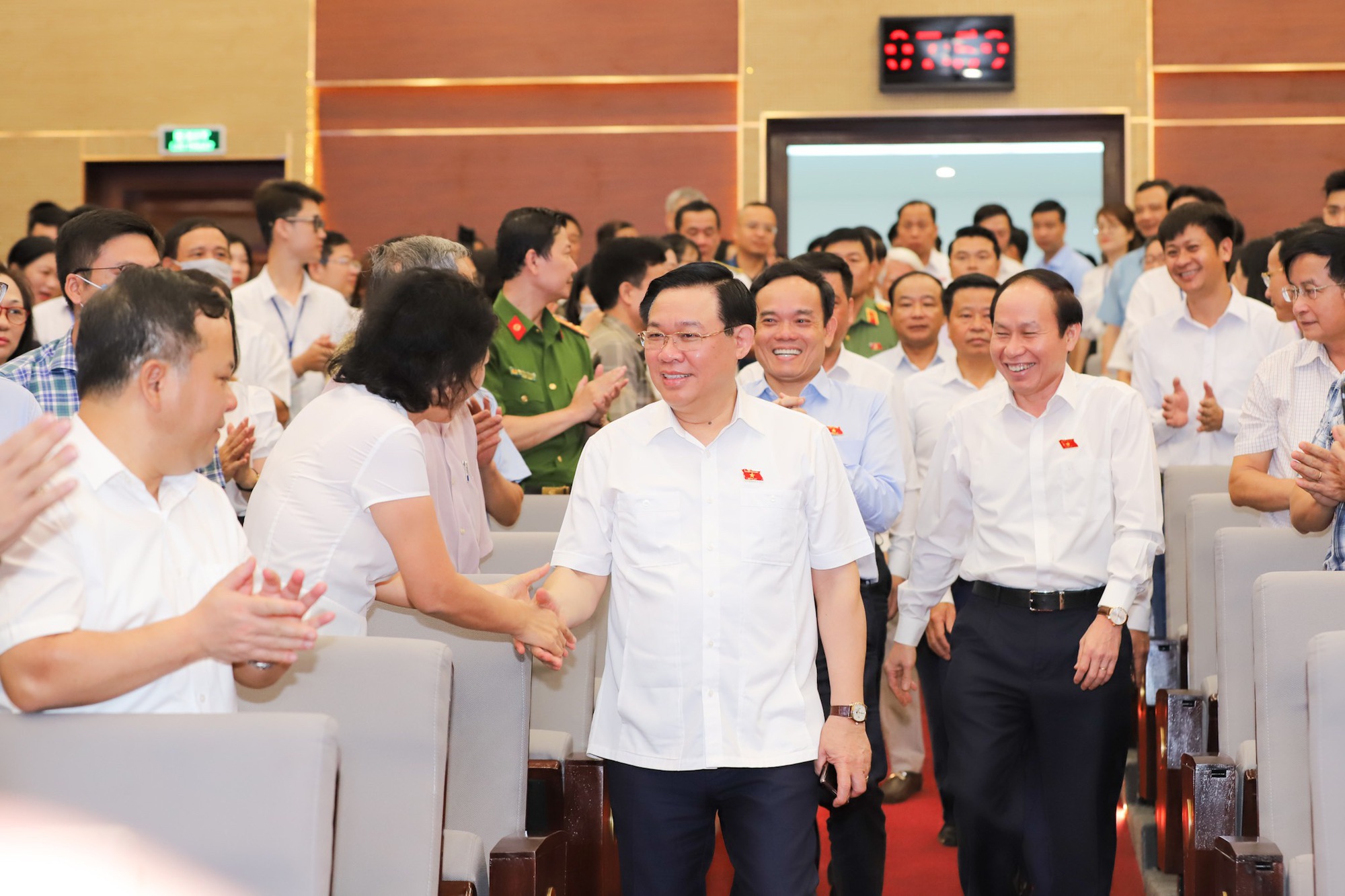 Chủ tịch Quốc hội Vương Đình Huệ tiếp xúc cử tri tại Hải Phòng