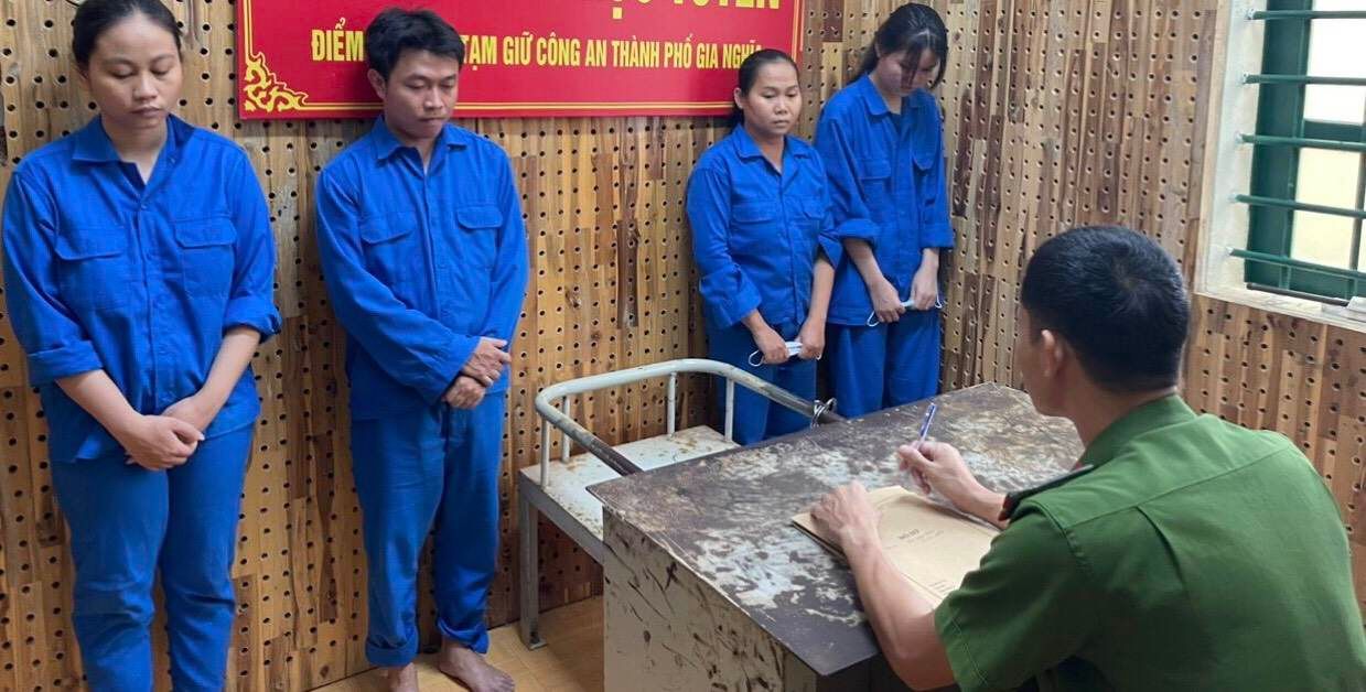 Triệt ph&aacute; nh&oacute;m đối tượng lừa đảo hơn 3.000 người tr&ecirc;n mạng - Ảnh 1.