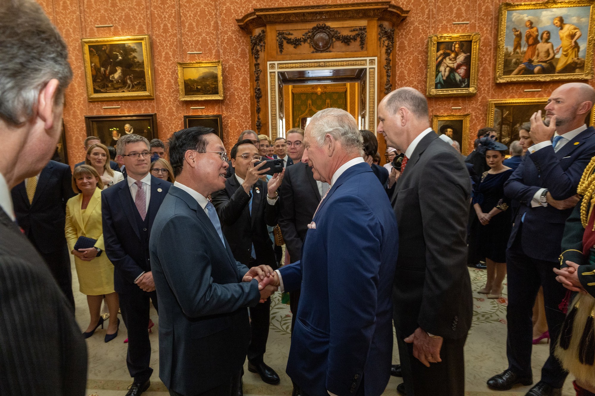 Chủ tịch nước V&otilde; Văn Thưởng gặp Nh&agrave; vua Anh Charles Đệ tam - Ảnh 1.