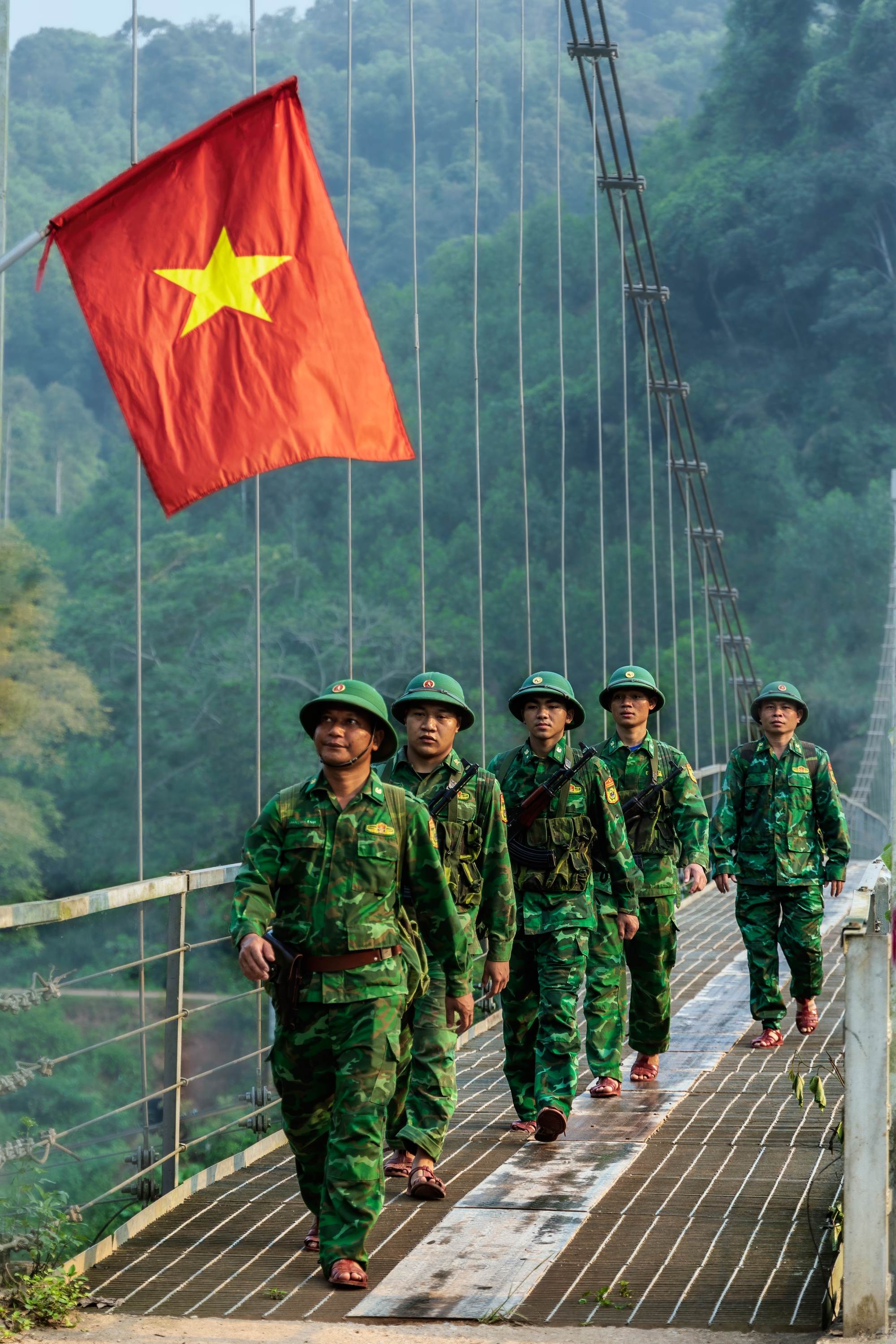 CUỘC THI ẢNH THIÊNG LIÊNG CỜ TỔ QUỐC: Người lính thời bình - Ảnh 6.