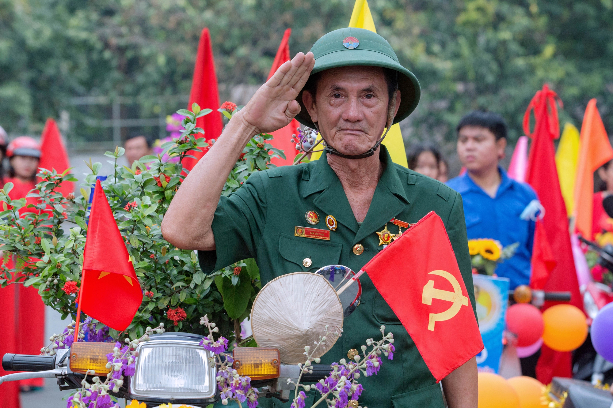 CUỘC THI ẢNH THIÊNG LIÊNG CỜ TỔ QUỐC: Người lính thời bình - Ảnh 2.