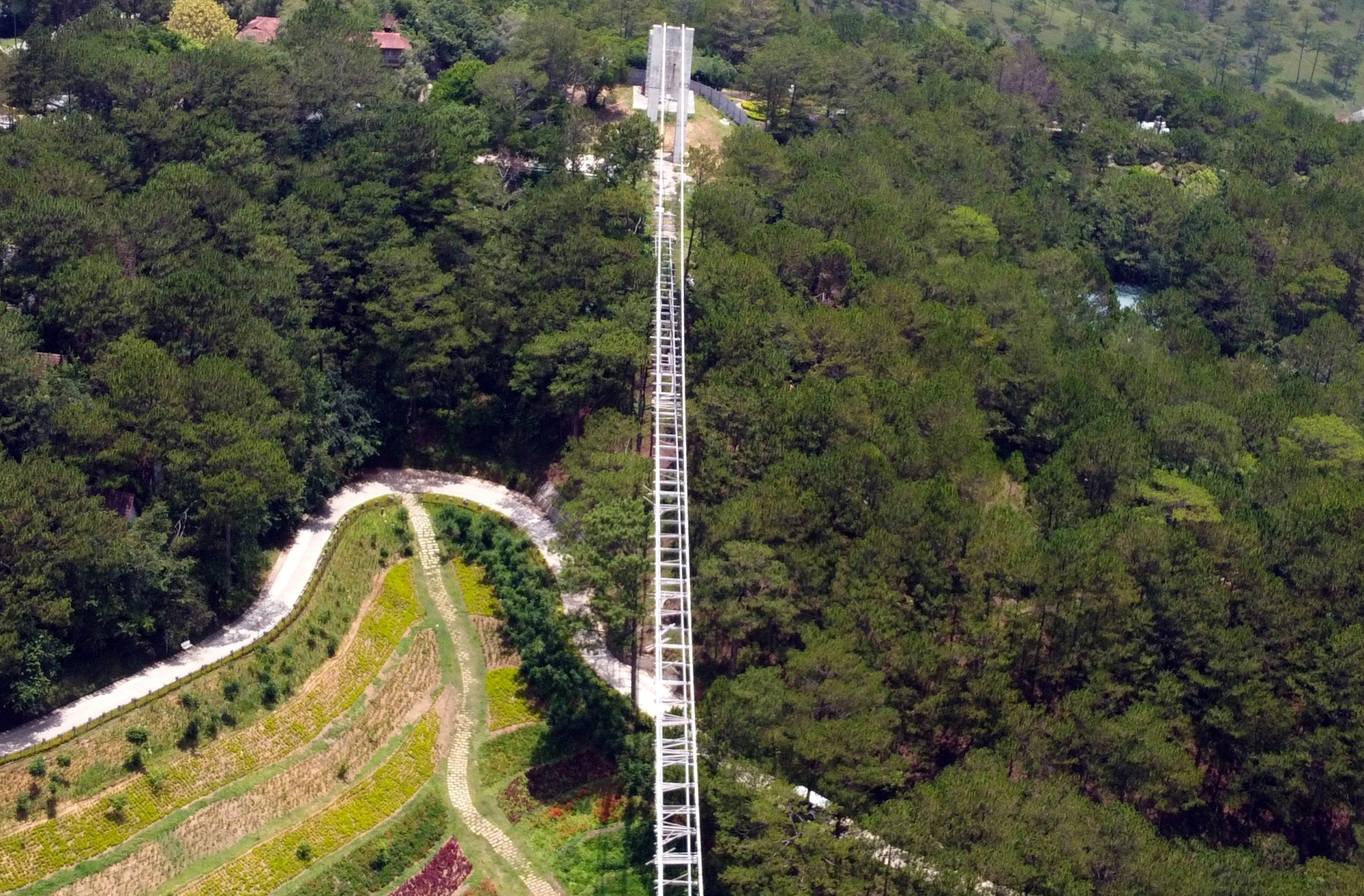 Hiện trạng cầu đ&aacute;y k&iacute;nh trong Thung Lũng T&igrave;nh Y&ecirc;u sau 3 năm nằm chờ giấy ph&eacute;p - Ảnh 16.
