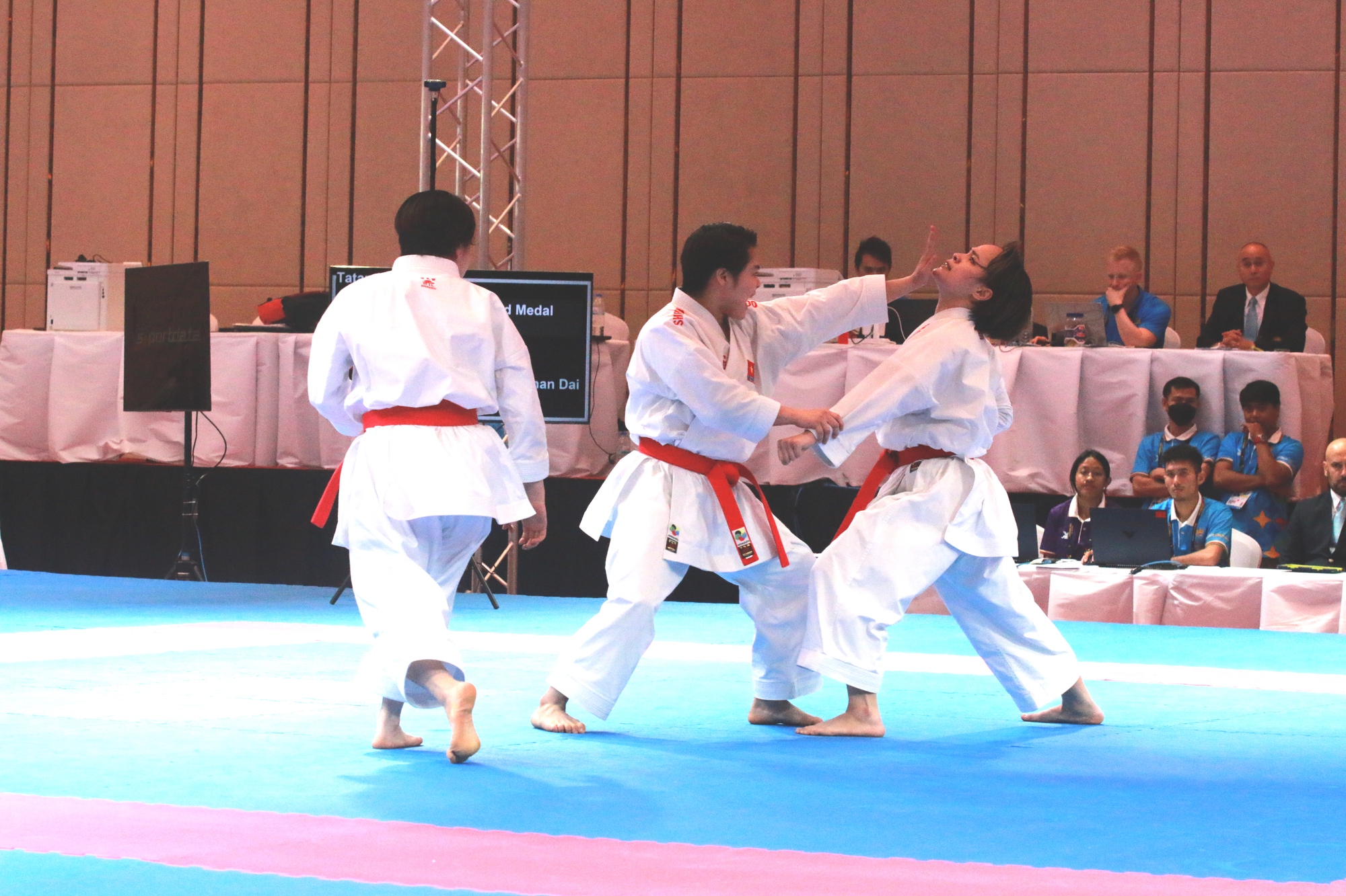 Hành trình đến tấm HCV đầu tiên của thể thao Việt Nam tại SEA Games 32 - Ảnh 8.