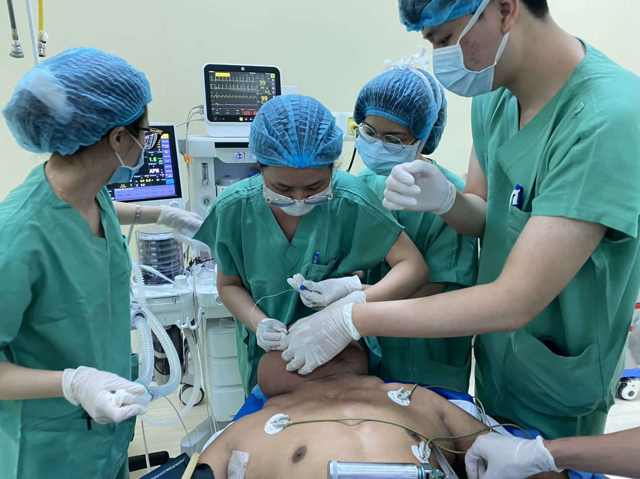 Mắc bệnh hiếm gặp, người đàn ông ở Quảng Nam "đeo" 4kg mỡ ở cổ