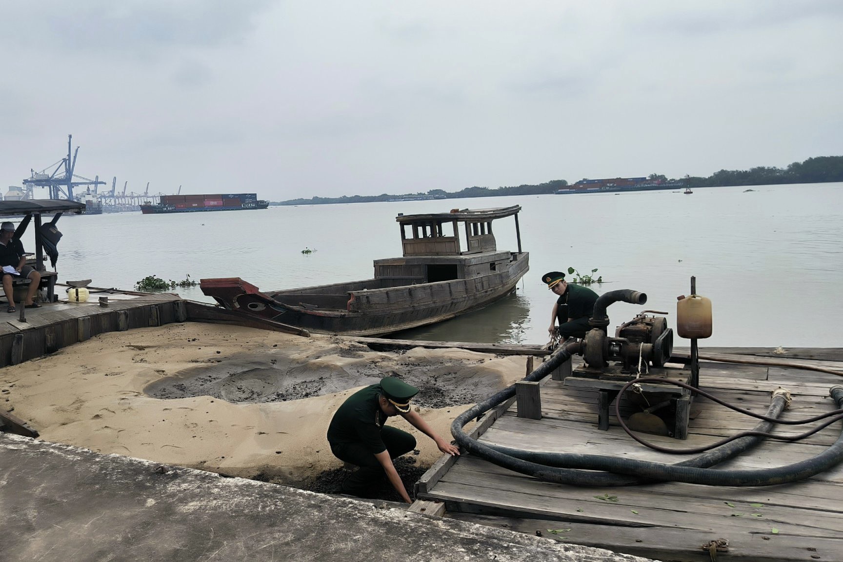 Phát hiện 4 người nghi hút cát trộm dưới sông Đồng Nai