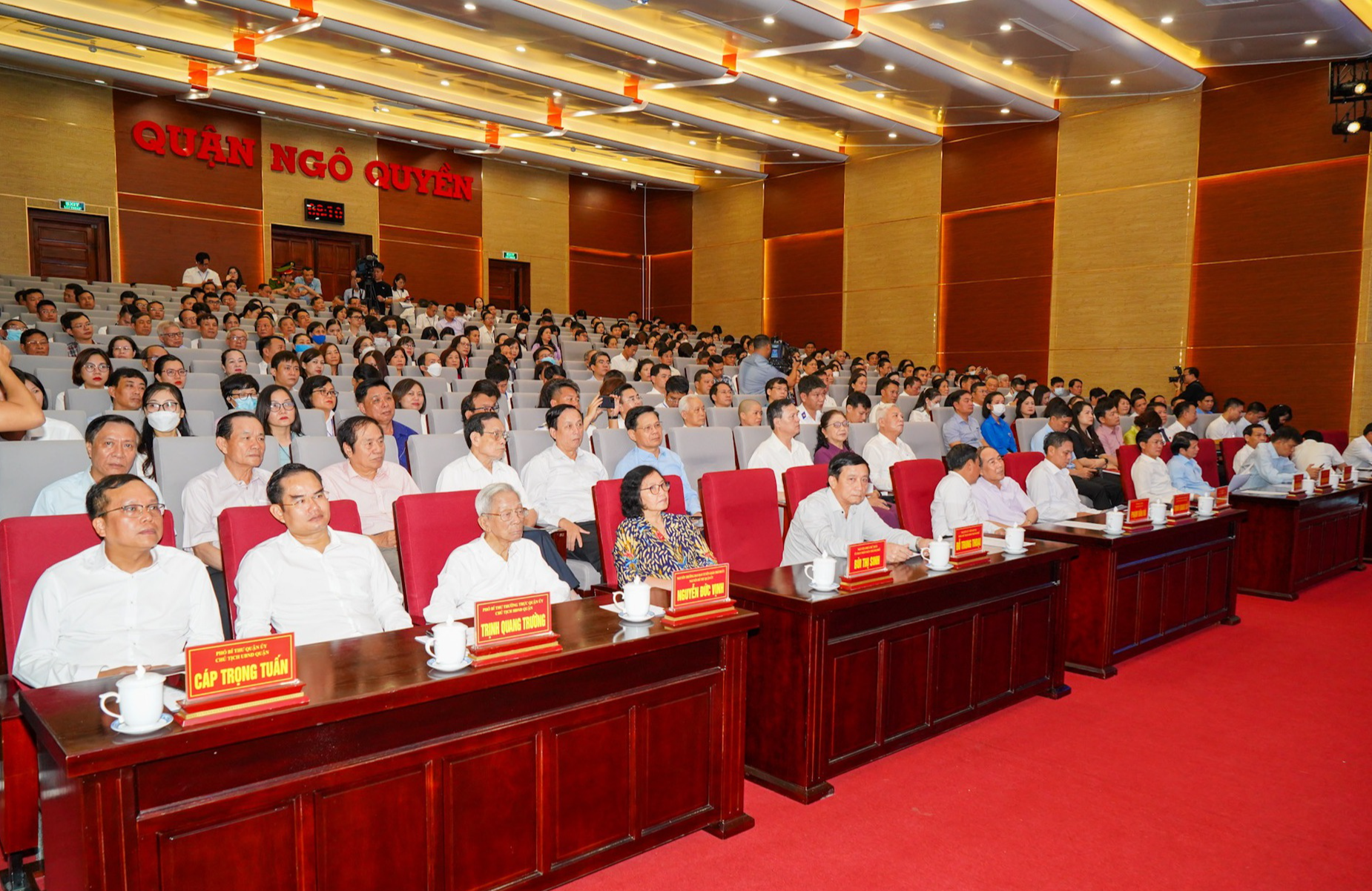 Chủ tịch Quốc hội Vương Đ&igrave;nh Huệ tiếp x&uacute;c cử tri tại Hải Ph&ograve;ng - Ảnh 5.