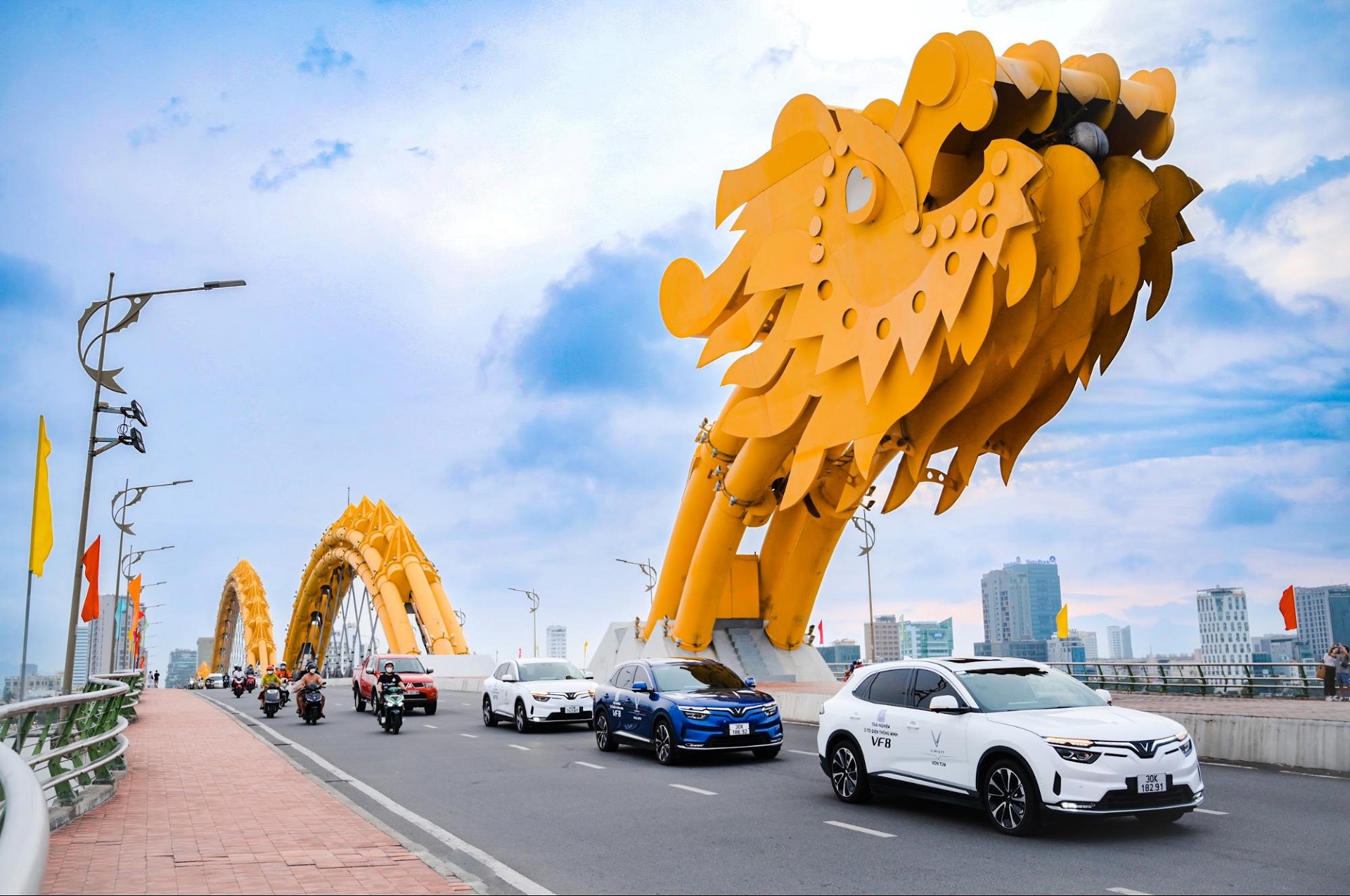 D&agrave;n xe điện h&uacute;t mọi &aacute;nh nh&igrave;n tại cuộc thi VinFast IRONMAN 70.3 Việt Nam 2023 - Ảnh 3.