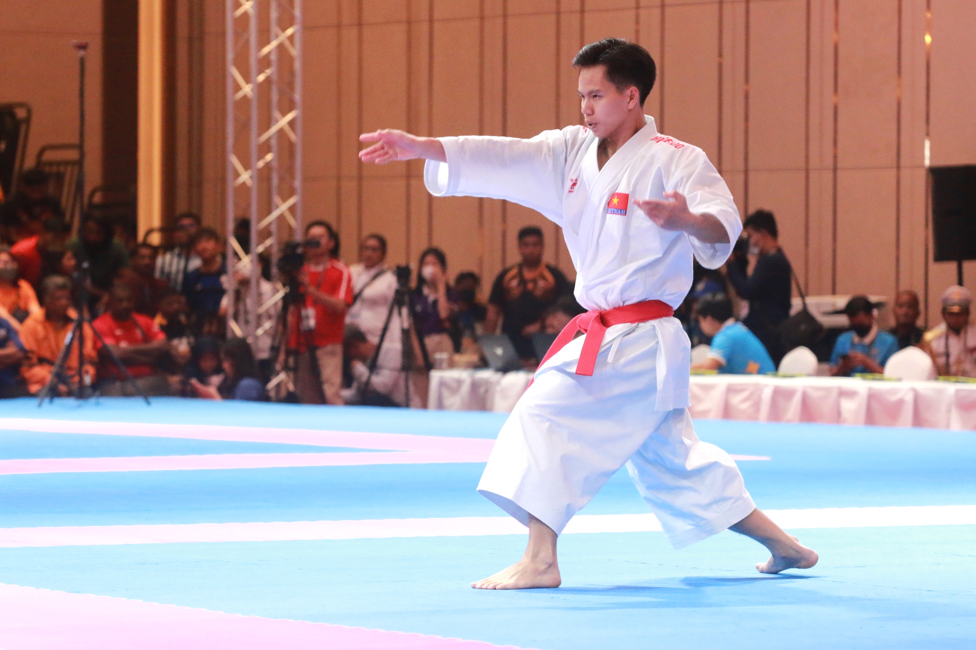 Hành trình đến tấm HCV đầu tiên của thể thao Việt Nam tại SEA Games 32 - Ảnh 1.