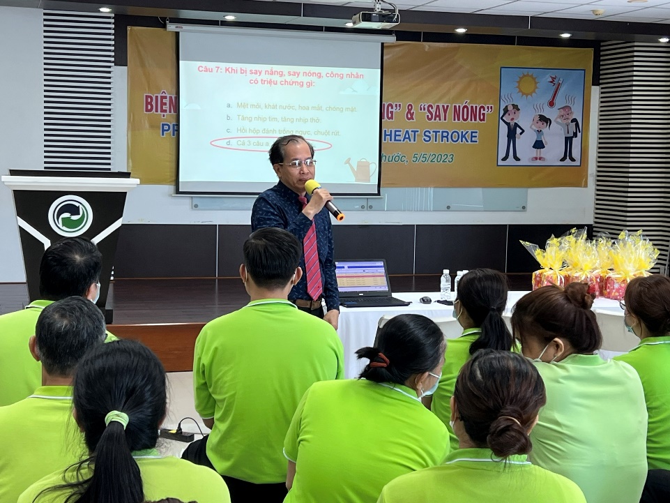 VWS chăm lo sức khỏe người lao động làm việc dưới nắng nóng