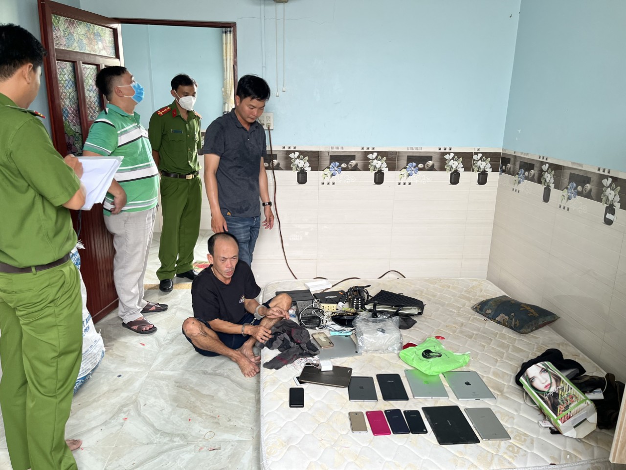 Vừa ra t&ugrave;, &ldquo;Huy la h&aacute;n&rdquo; lại bị bắt - Ảnh 2.