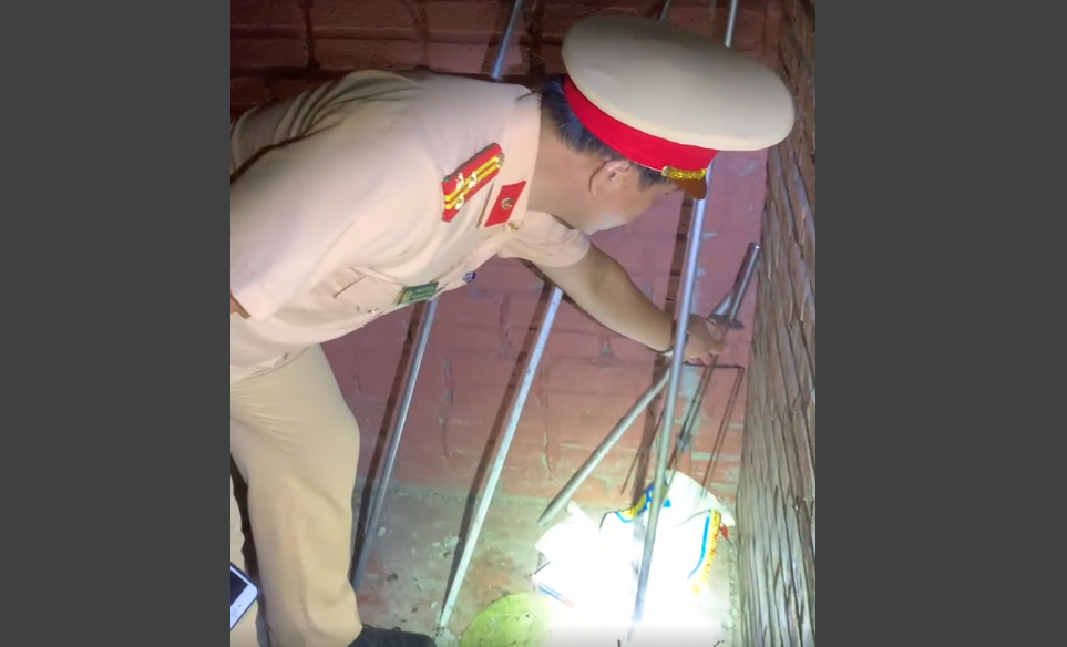 CLIP: Nh&oacute;m thiếu ni&ecirc;n vi phạm dẫn CSGT đi&hellip; thu nhặt hung kh&iacute; tự chế  - Ảnh 3.