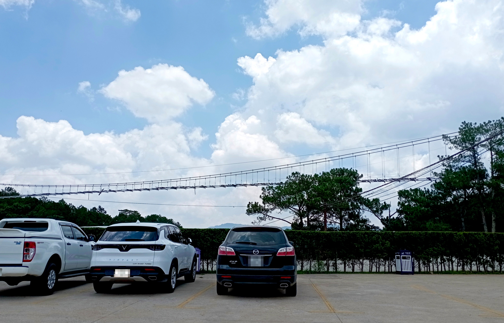 Hiện trạng cầu đ&aacute;y k&iacute;nh trong Thung Lũng T&igrave;nh Y&ecirc;u sau 3 năm nằm chờ giấy ph&eacute;p - Ảnh 2.
