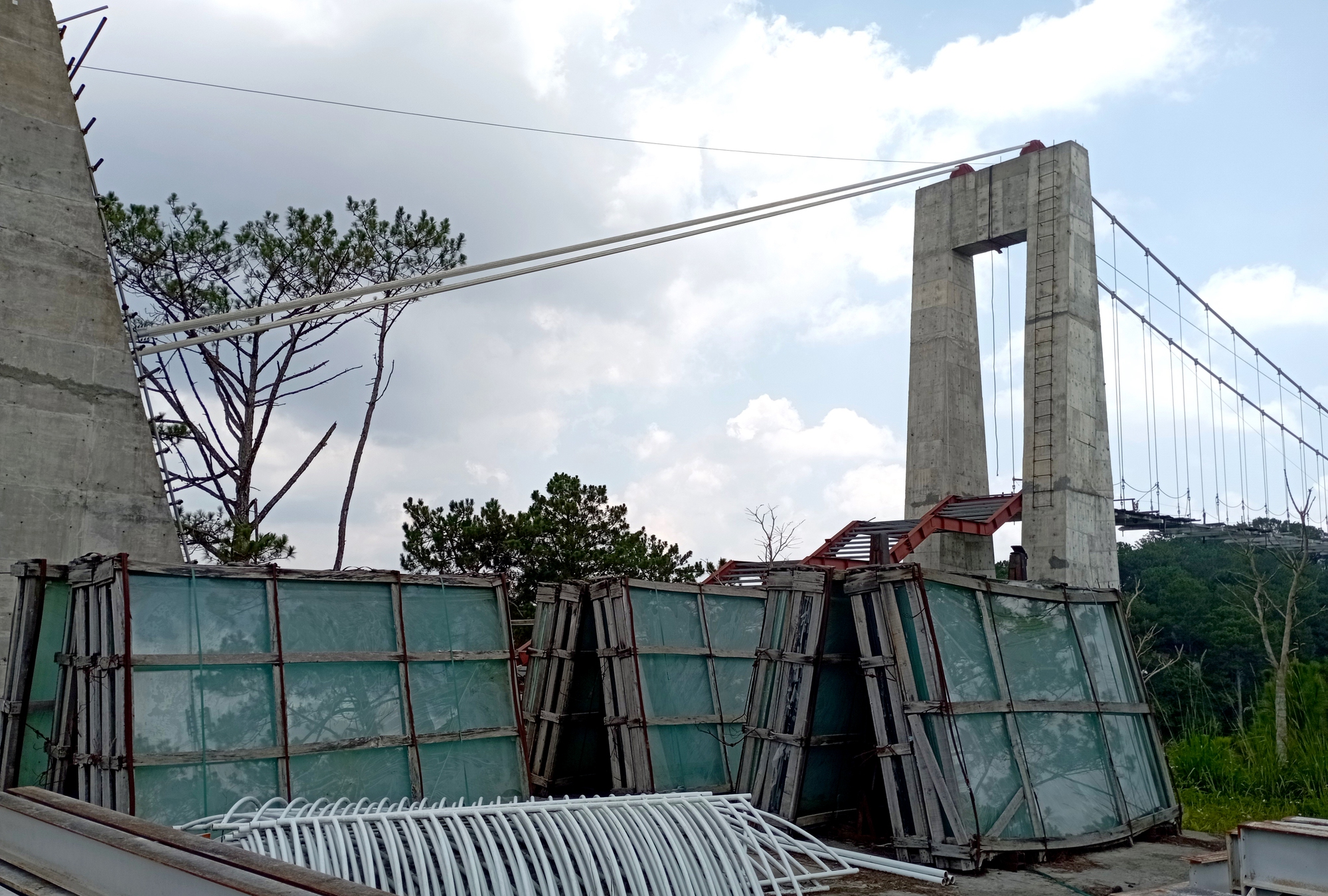 Hiện trạng cầu đ&aacute;y k&iacute;nh trong Thung Lũng T&igrave;nh Y&ecirc;u sau 3 năm nằm chờ giấy ph&eacute;p - Ảnh 14.