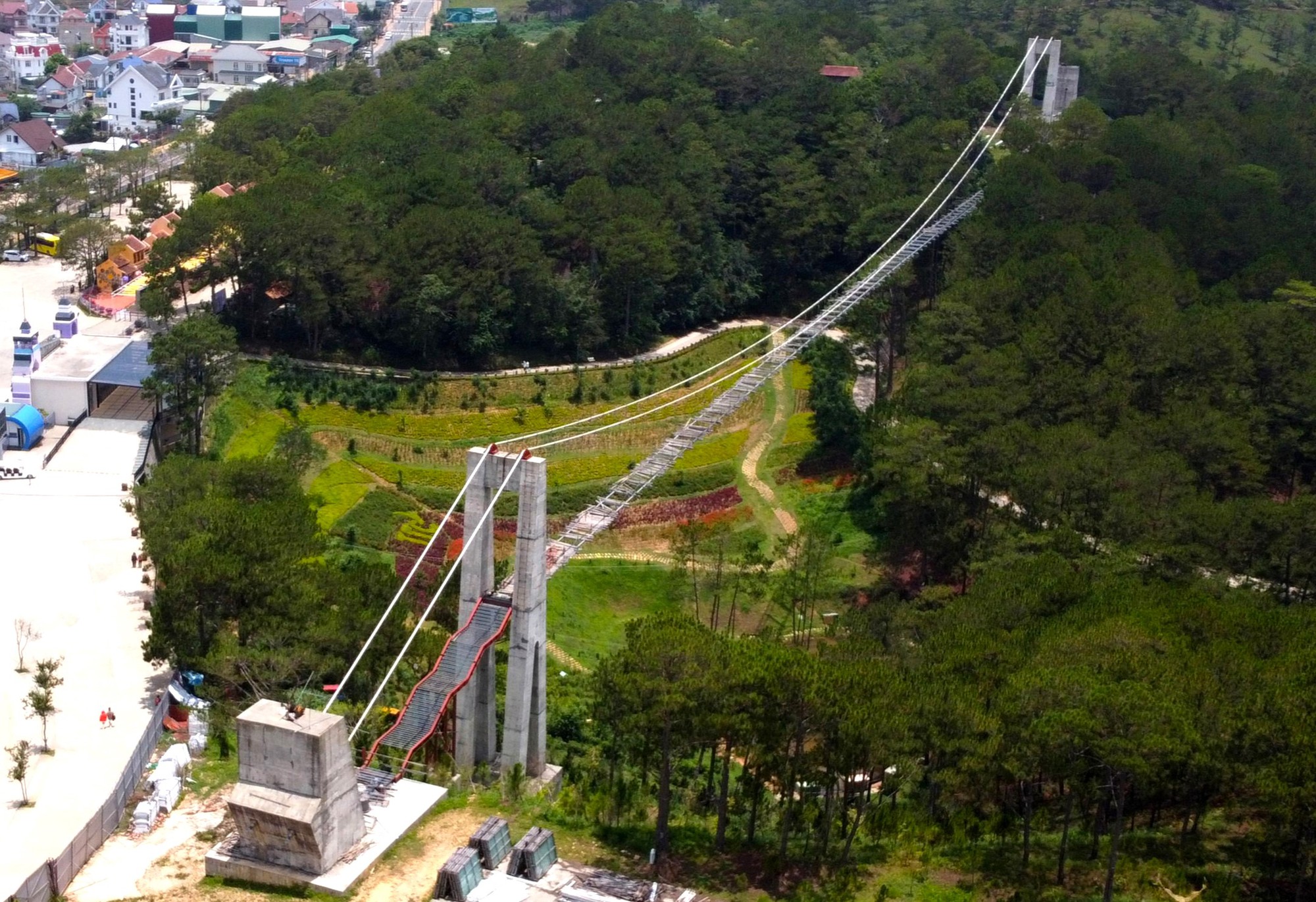 Hiện trạng cầu đ&aacute;y k&iacute;nh trong Thung Lũng T&igrave;nh Y&ecirc;u sau 3 năm nằm chờ giấy ph&eacute;p - Ảnh 4.