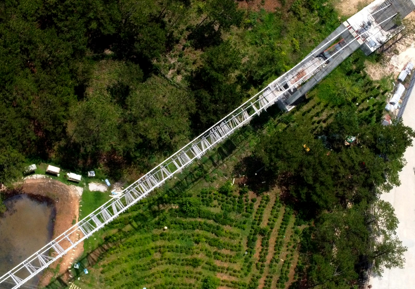 Hiện trạng cầu đ&aacute;y k&iacute;nh trong Thung Lũng T&igrave;nh Y&ecirc;u sau 3 năm nằm chờ giấy ph&eacute;p - Ảnh 9.
