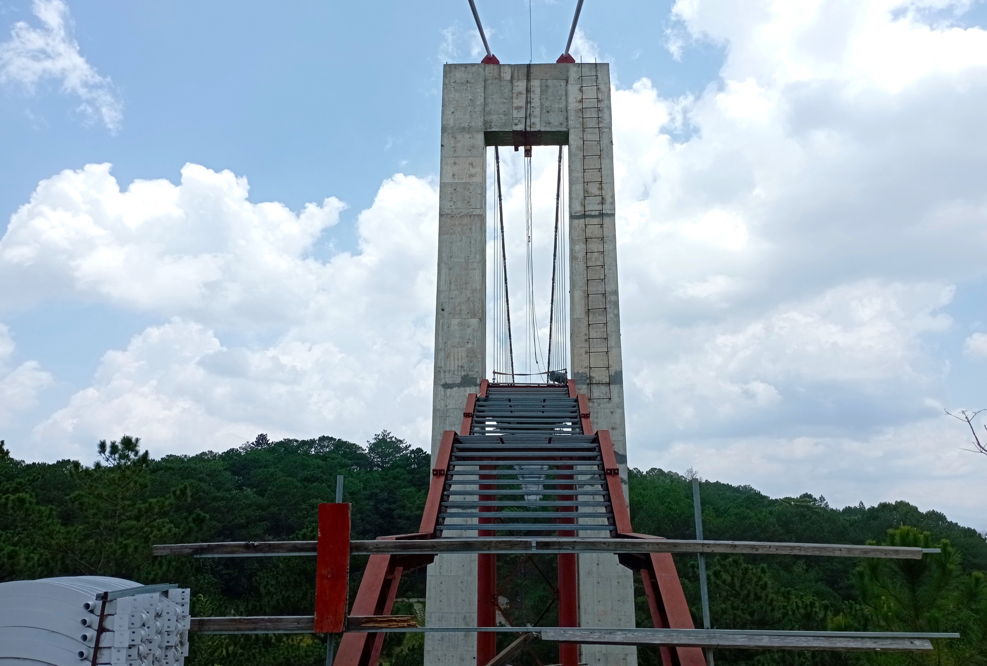 Hiện trạng cầu đ&aacute;y k&iacute;nh trong Thung Lũng T&igrave;nh Y&ecirc;u sau 3 năm nằm chờ giấy ph&eacute;p - Ảnh 10.
