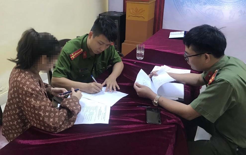 "Báo chốt" và xúc phạm uy tín lực lượng công an, 2 cô gái bị xử phạt