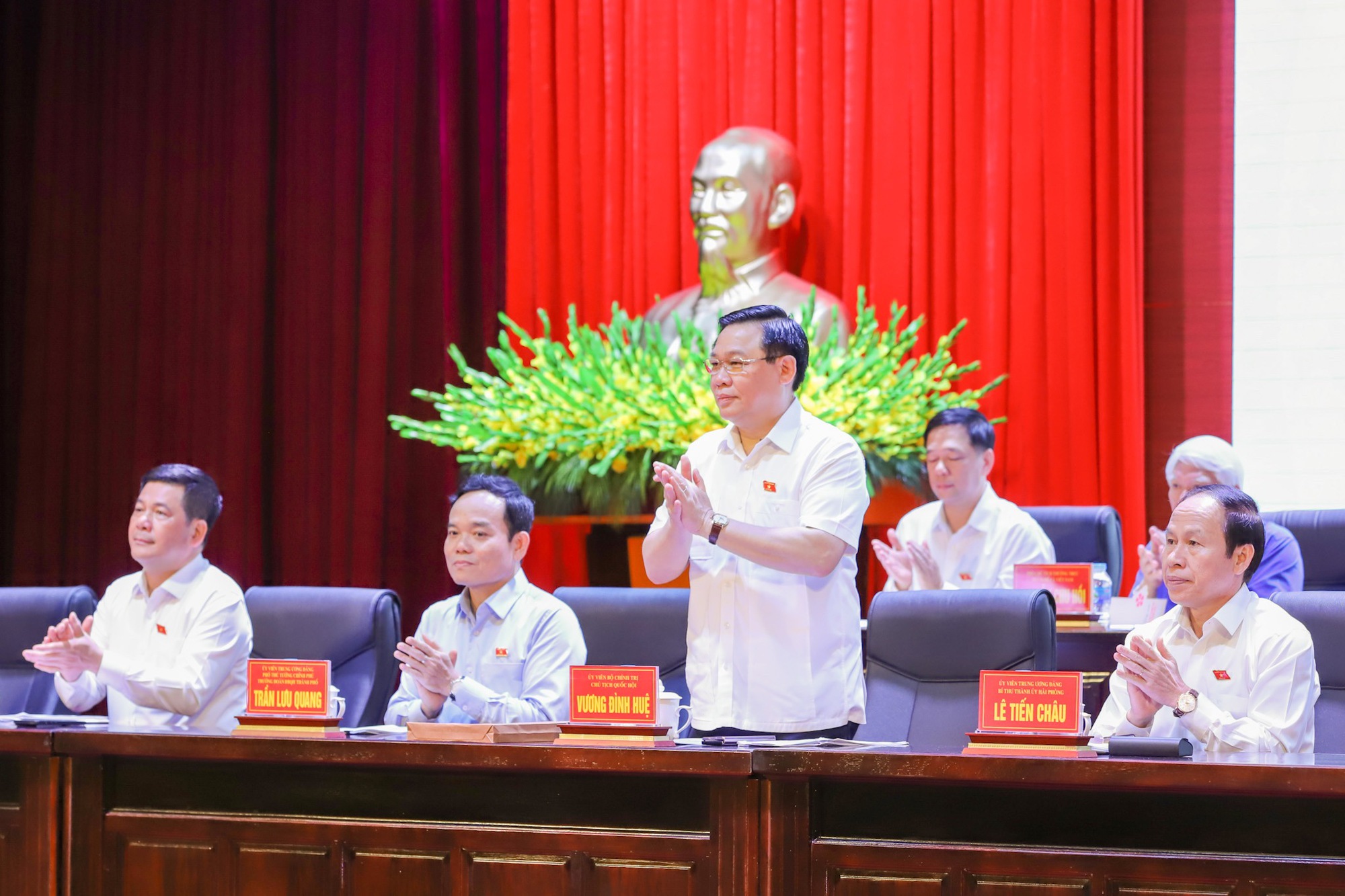 Chủ tịch Quốc hội Vương Đ&igrave;nh Huệ tiếp x&uacute;c cử tri tại Hải Ph&ograve;ng - Ảnh 4.