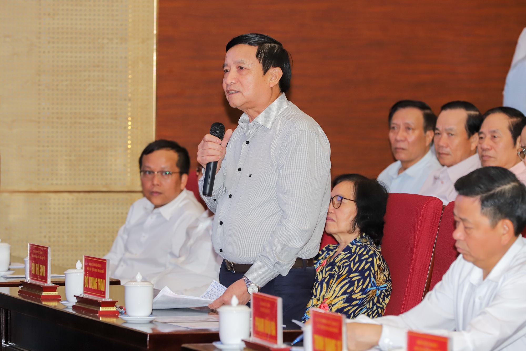 Chủ tịch Quốc hội Vương Đ&igrave;nh Huệ tiếp x&uacute;c cử tri tại Hải Ph&ograve;ng - Ảnh 6.