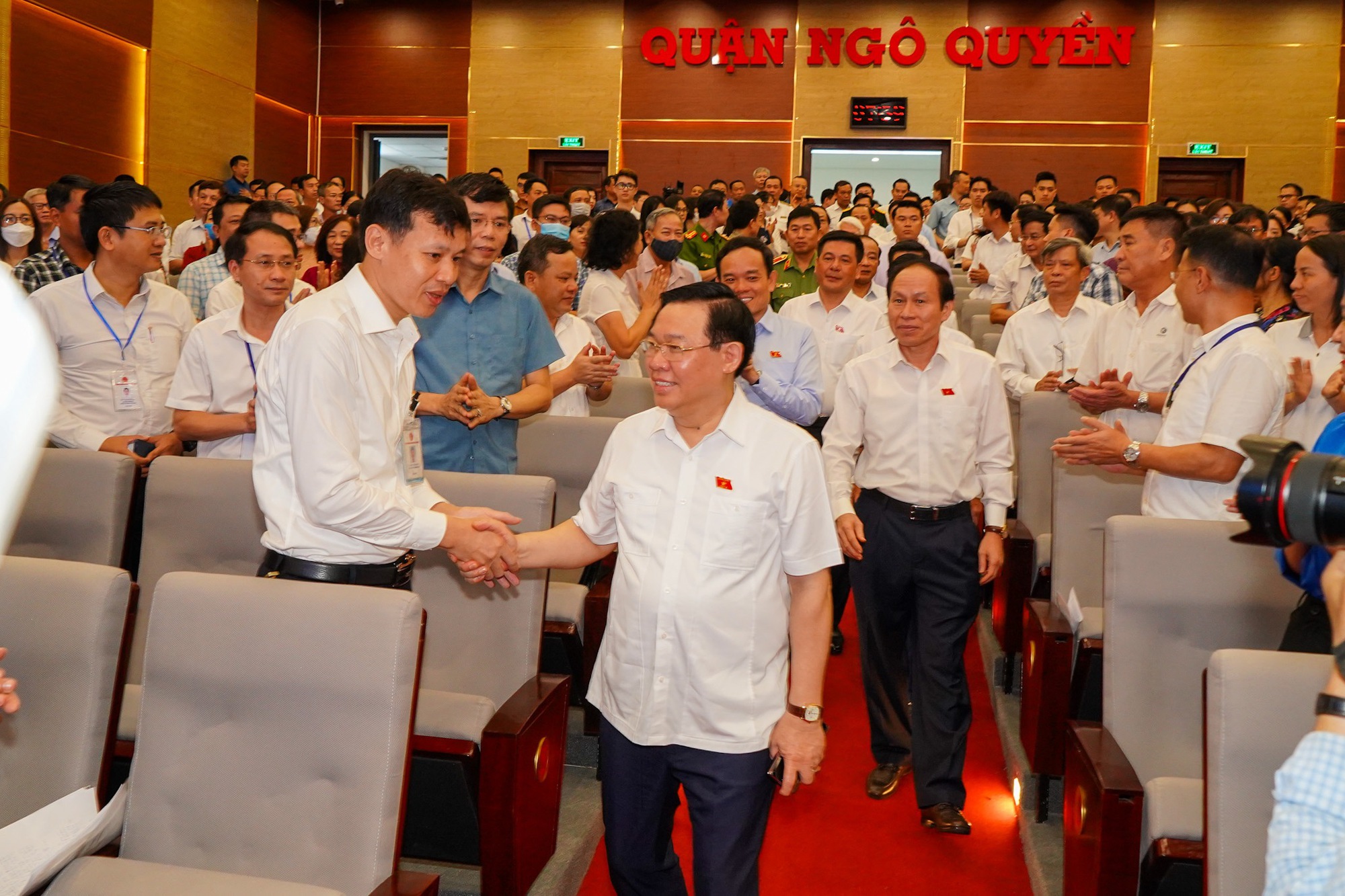 Chủ tịch Quốc hội Vương Đ&igrave;nh Huệ tiếp x&uacute;c cử tri tại Hải Ph&ograve;ng - Ảnh 3.