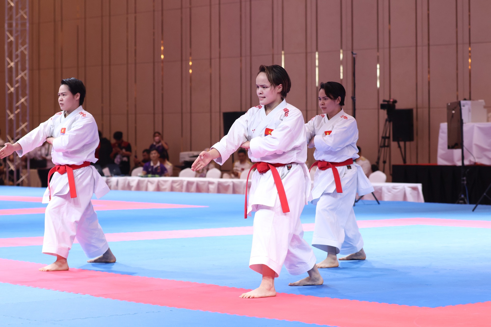 Nhật k&yacute; SEA Games 32 ng&agrave;y 6-5: Nguyễn Thị Thanh Ph&uacute;c gi&agrave;nh v&agrave;ng đi bộ - Ảnh 23.