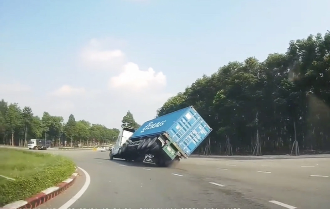 CLIP: Xe container lật ngay vòng xoay, người đi đường khiếp vía