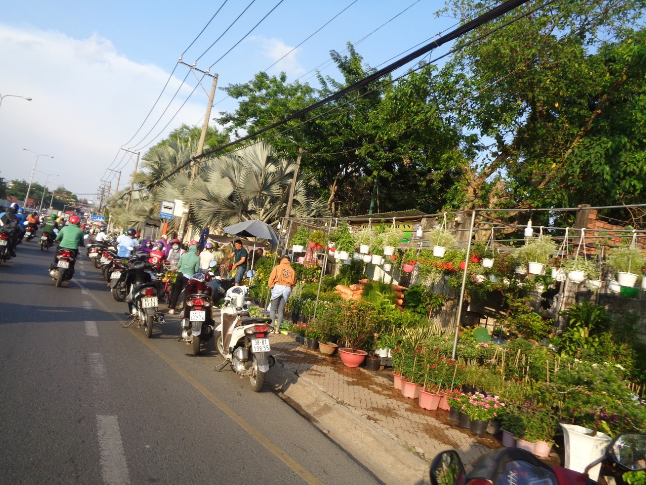 Bu&ocirc;n b&aacute;n nguy hiểm tr&ecirc;n Quốc lộ 1K - Ảnh 1.