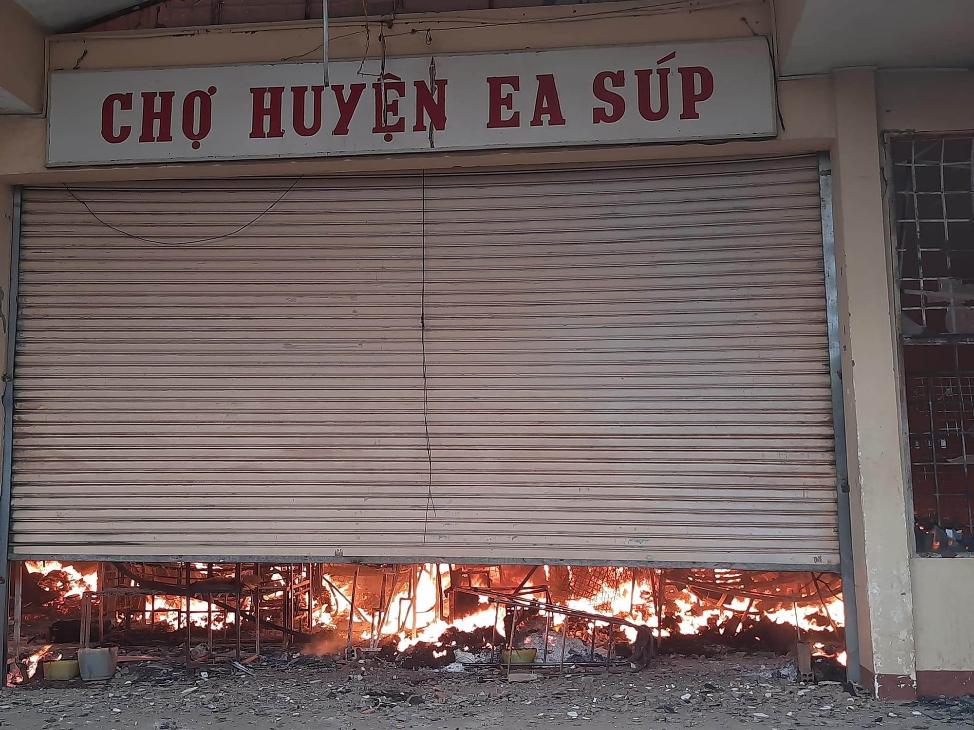 Vụ ch&aacute;y lớn tại Chợ huyện Ea S&uacute;p: C&ocirc;ng t&aacute;c chữa ch&aacute;y kh&ocirc;ng hiệu quả - Ảnh 5.