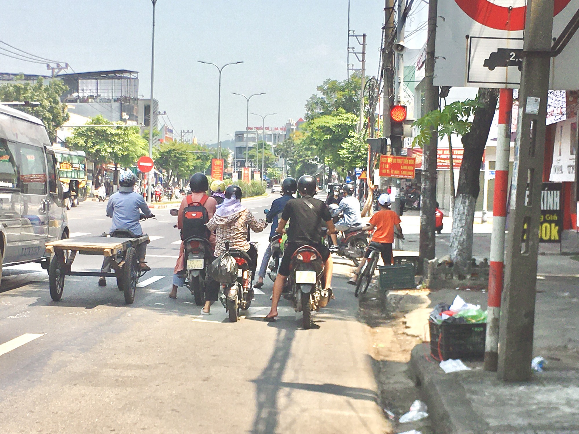 Giấc ngủ vội dưới gầm cầu, loay hoay chống n&oacute;ng ở Đ&agrave; Nẵng - Ảnh 1.