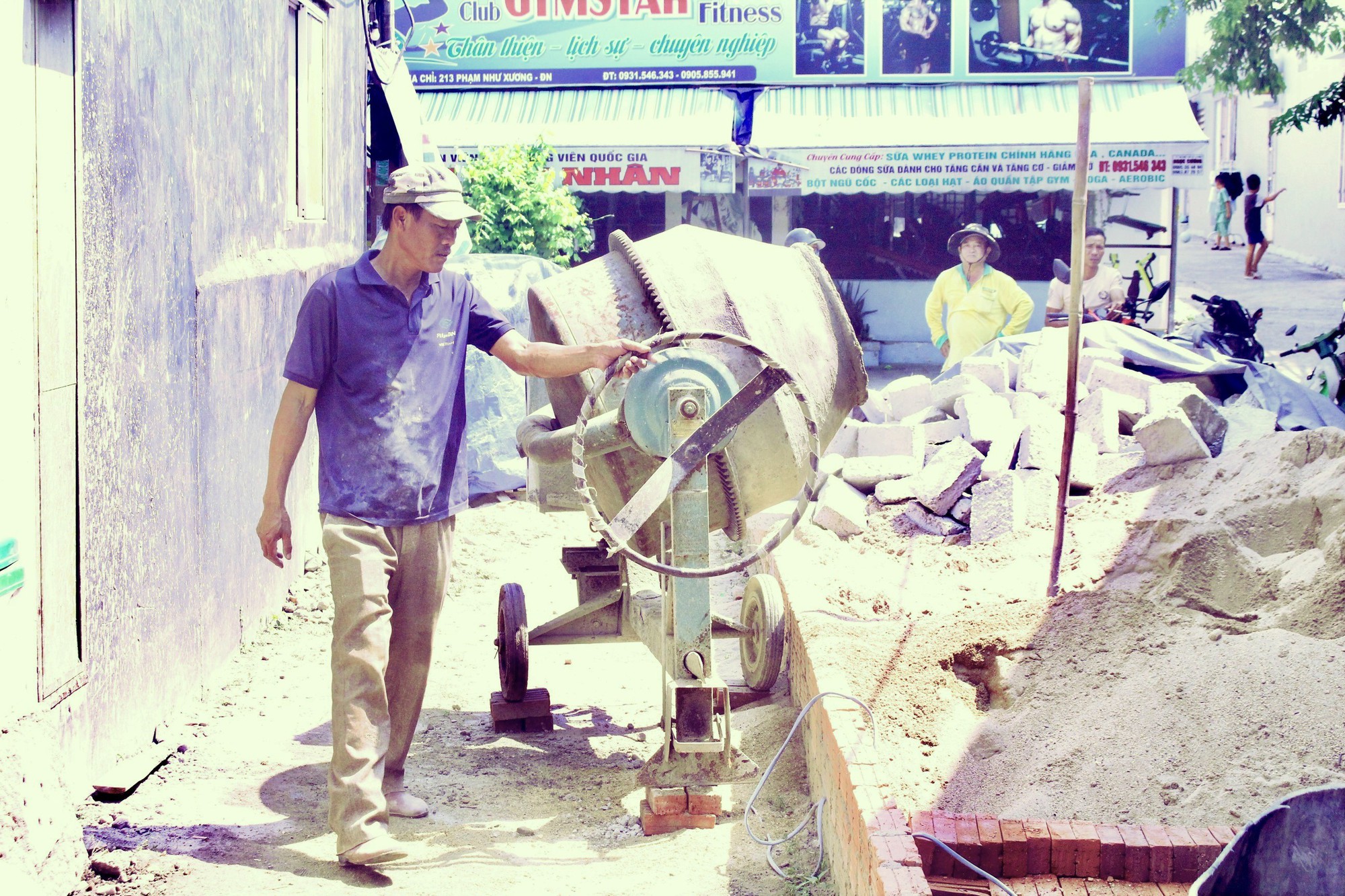Giấc ngủ vội dưới gầm cầu, loay hoay chống n&oacute;ng ở Đ&agrave; Nẵng - Ảnh 2.