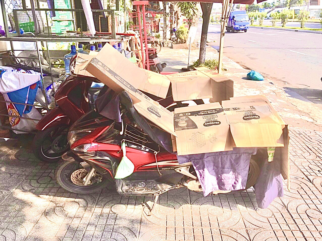 Giấc ngủ vội dưới gầm cầu, loay hoay chống n&oacute;ng ở Đ&agrave; Nẵng - Ảnh 6.