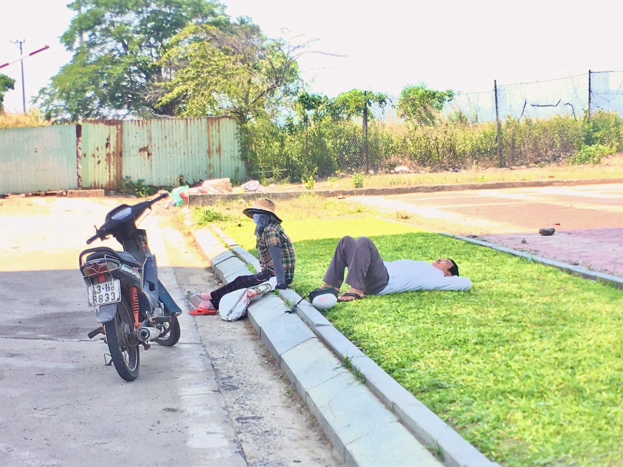 Giấc ngủ vội dưới gầm cầu, loay hoay chống n&oacute;ng ở Đ&agrave; Nẵng - Ảnh 7.