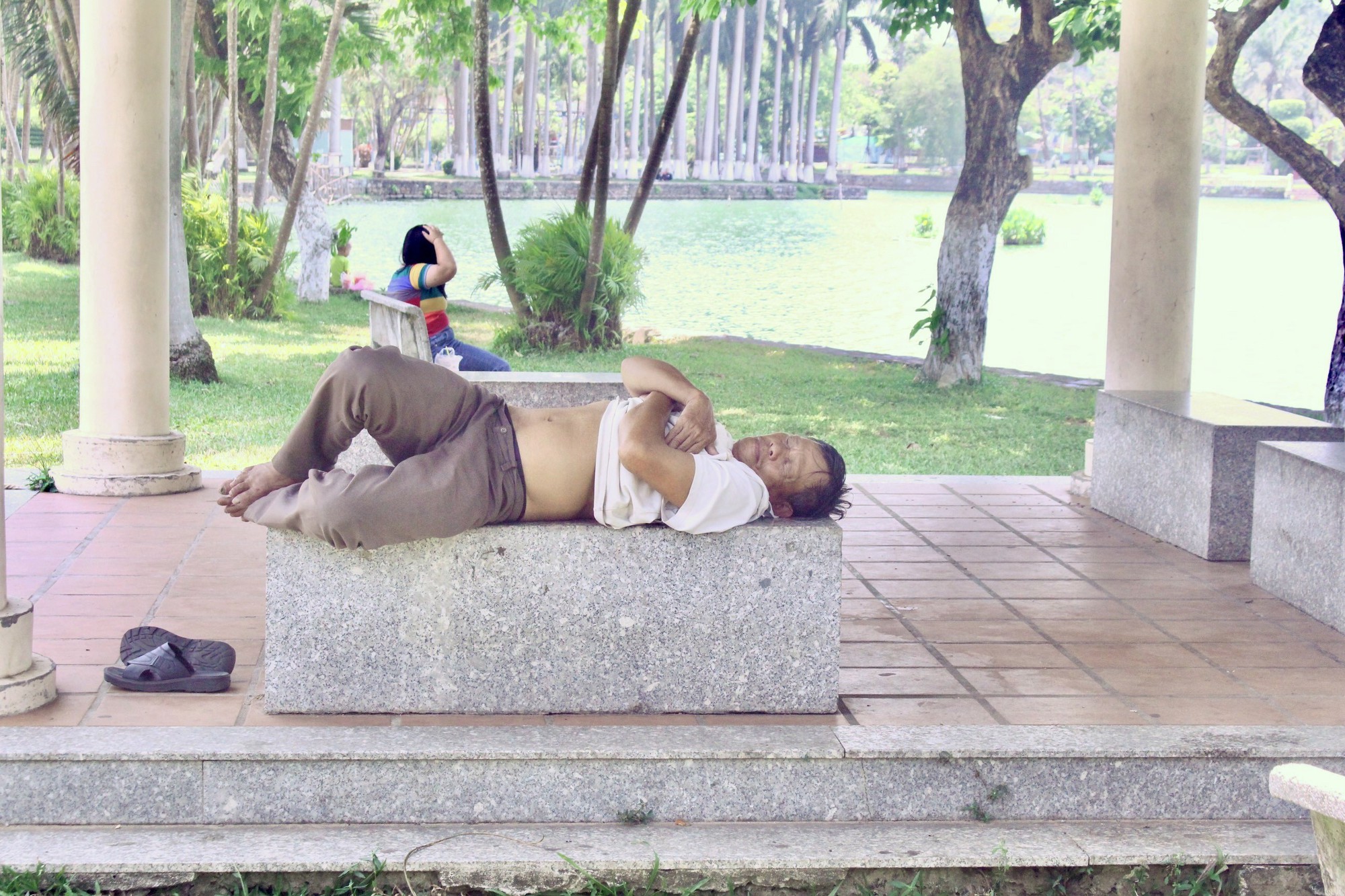 Giấc ngủ vội dưới gầm cầu, loay hoay chống nóng ở Đà Nẵng