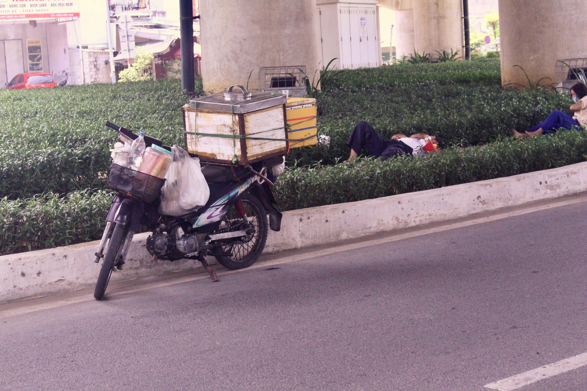 Giấc ngủ vội dưới gầm cầu, loay hoay chống n&oacute;ng ở Đ&agrave; Nẵng - Ảnh 9.