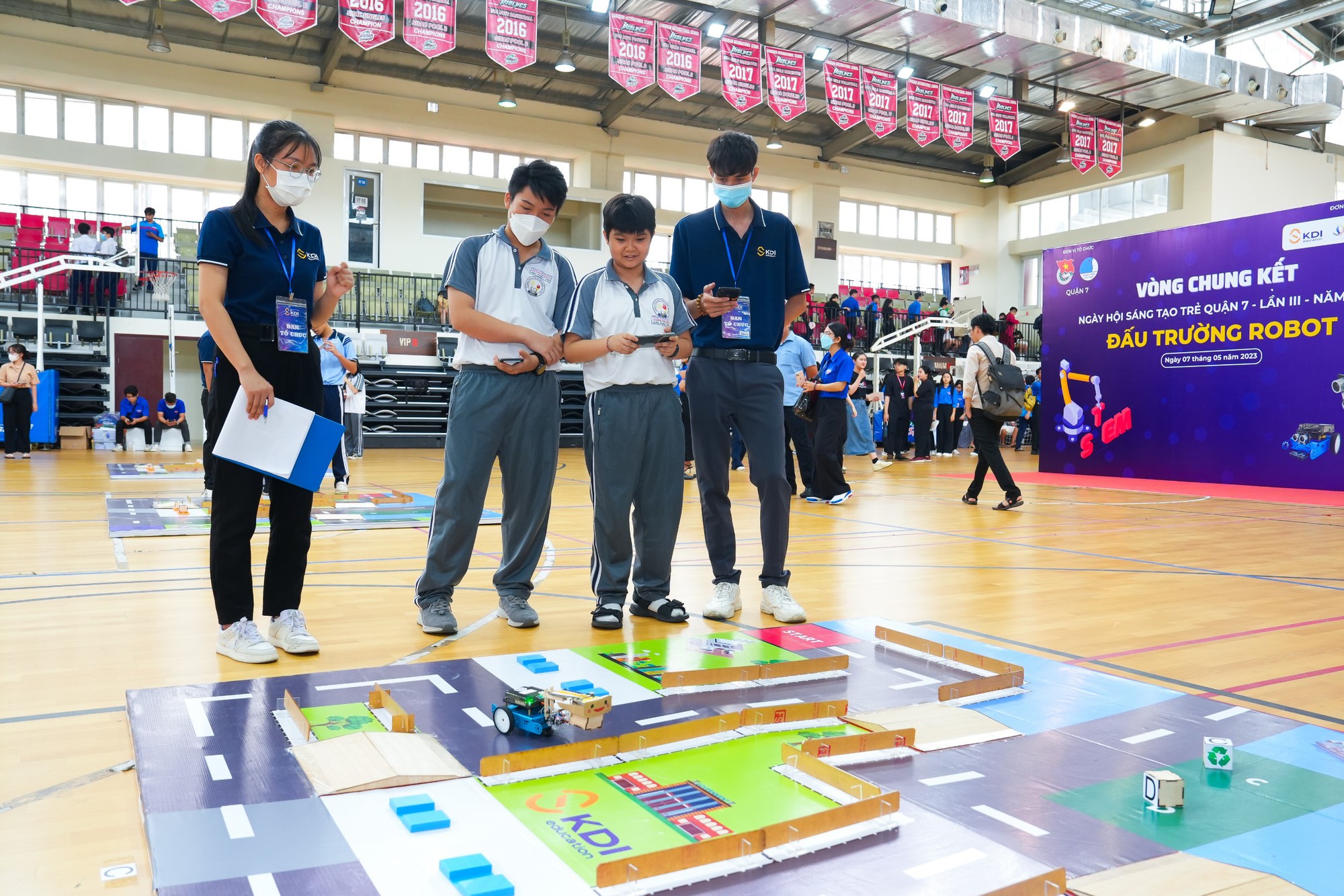 TP HCM: Hai trường học tại quận 7 gi&agrave;nh giải nhất cuộc thi điều khiển robot - Ảnh 2.