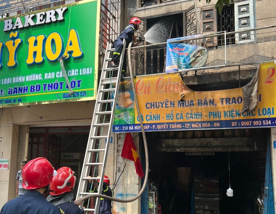 Sau khi chia tay, người đàn ông đốt 2 căn nhà làm 4 người thương vong