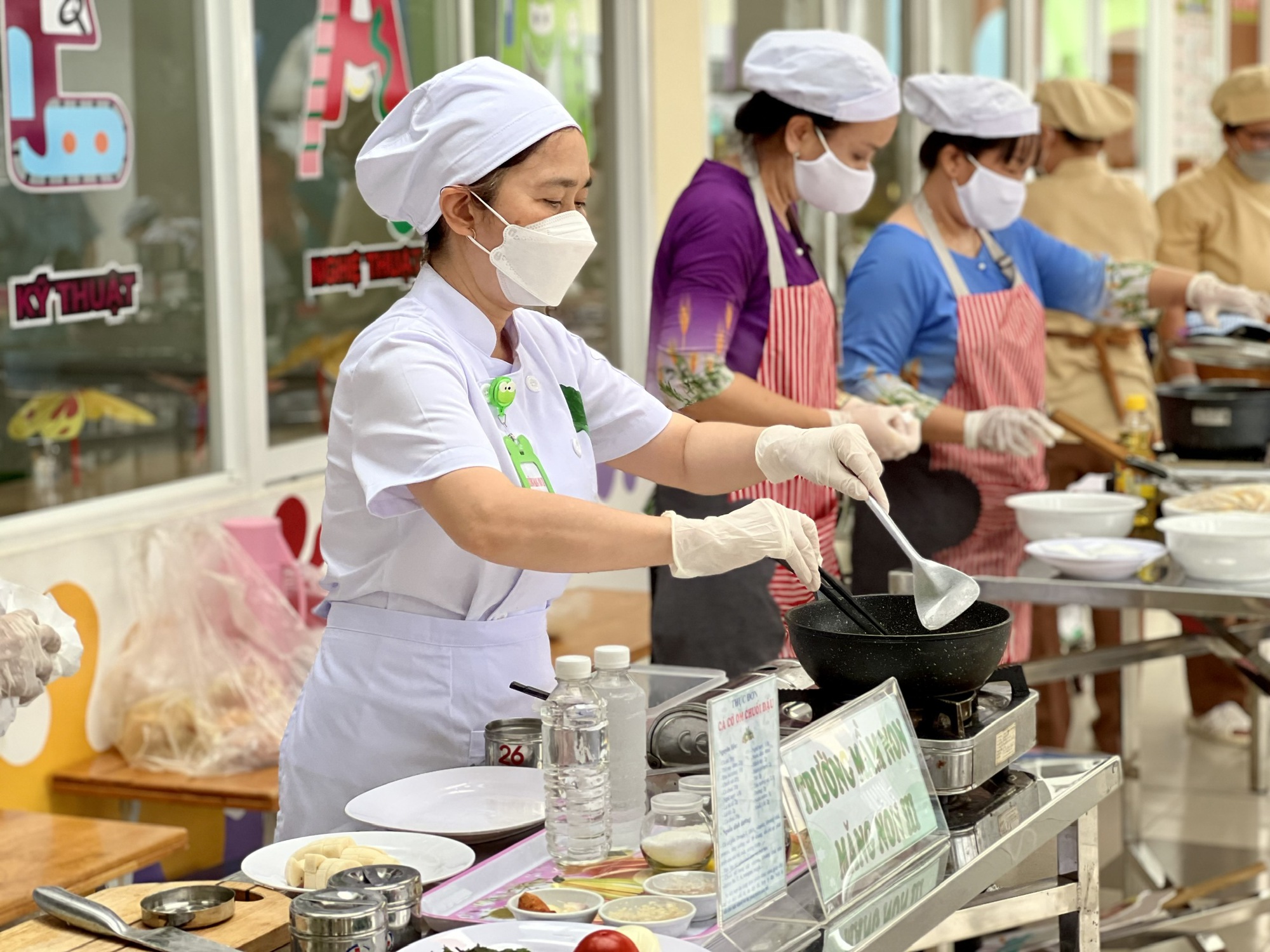 Chăm lo sức khoẻ, hỗ trợ người lao động kh&oacute; khăn - Ảnh 6.