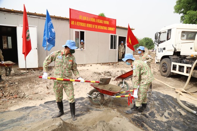 Đội c&ocirc;ng binh Việt Nam v&agrave; lớp học dưới t&aacute;n c&acirc;y tại Abyei - Ảnh 2.