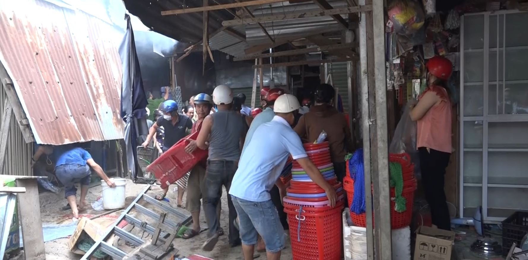 Vụ ch&aacute;y lớn tại Chợ huyện Ea S&uacute;p: C&ocirc;ng t&aacute;c chữa ch&aacute;y kh&ocirc;ng hiệu quả - Ảnh 4.