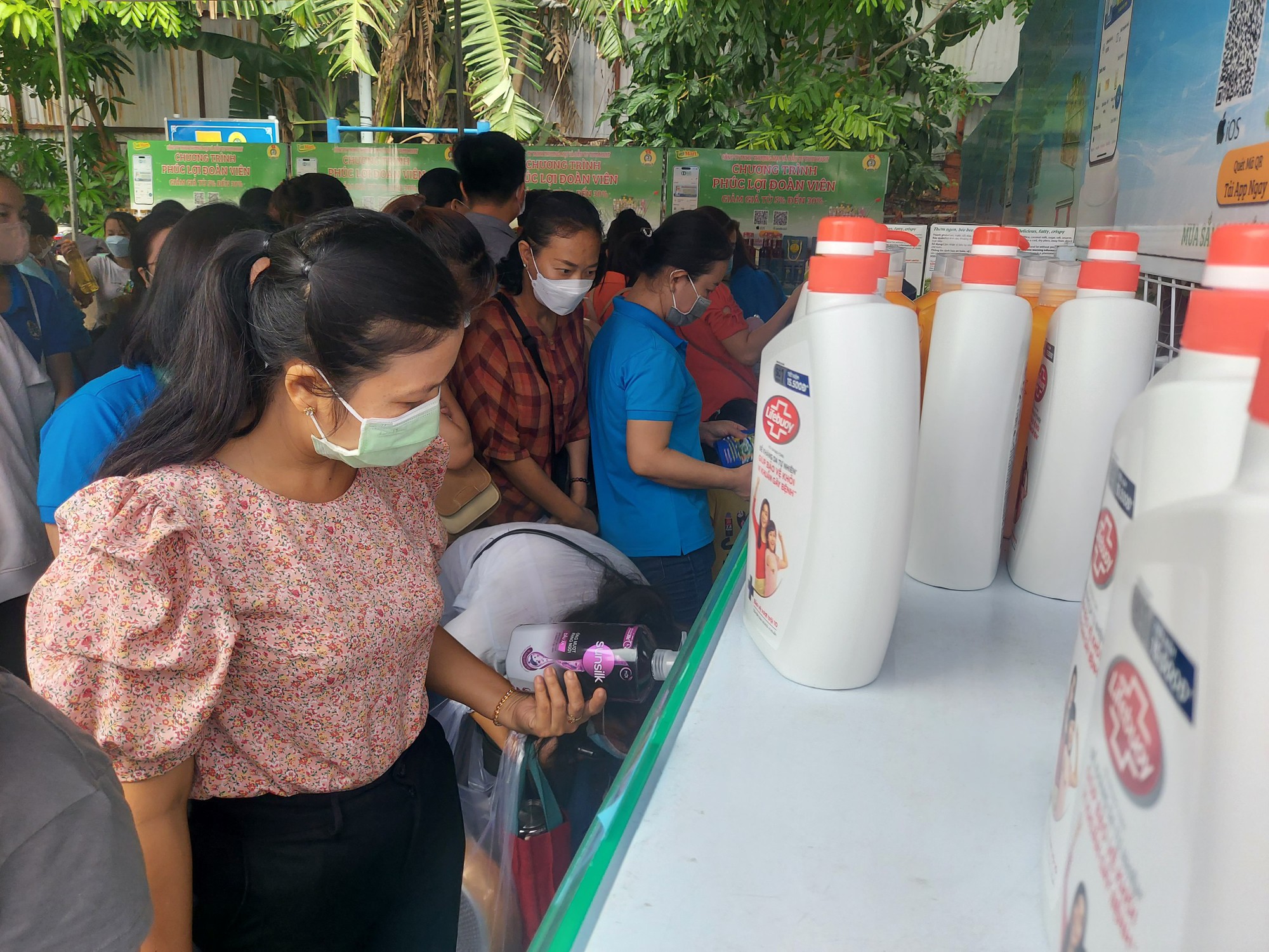 Chăm lo sức khoẻ, hỗ trợ người lao động kh&oacute; khăn - Ảnh 2.