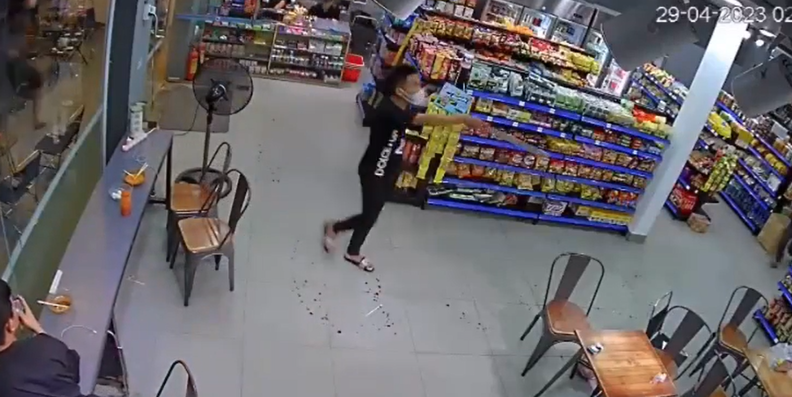 Nhóm giang hồ truy sát đối thủ, đe dọa “ai mang áo da chém hết” - Ảnh 3.