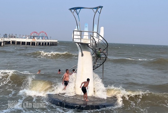 H&igrave;nh ảnh bất ngờ về những b&agrave;n tay khổng lồ ở biển Thanh H&oacute;a khi thủy triều l&ecirc;n cao - Ảnh 6.