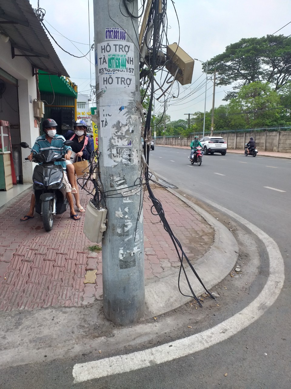 Vừa nguy hiểm, vừa mất mỹ quan - Ảnh 2.