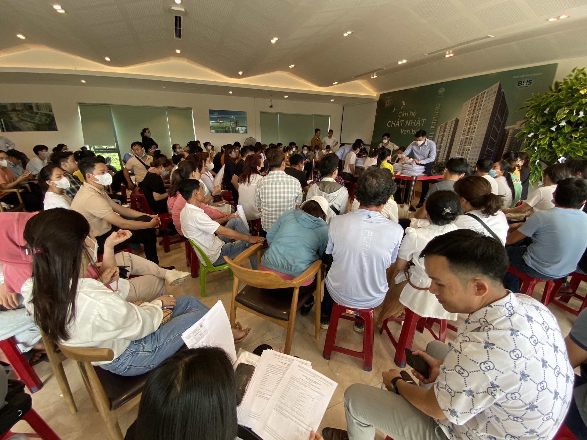 Đà Nẵng: Xếp hàng từ mờ sáng để nộp hồ sơ mua nhà ở xã hội