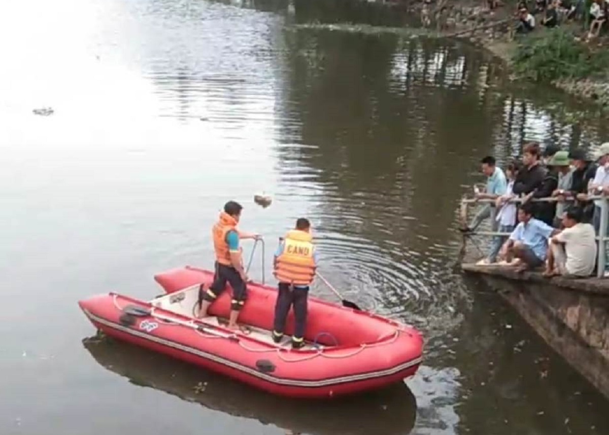 Cả trăm người xem t&igrave;m người đ&agrave;n &ocirc;ng rơi xuống cống mất t&iacute;ch - Ảnh 3.