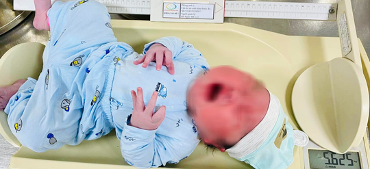 Trẻ sơ sinh ch&agrave;o đời nặng 5,6 kg - Ảnh 1.